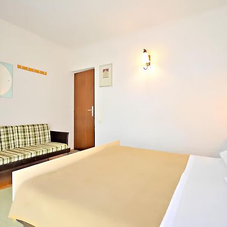 Apartment Bozikovic - Jelsa - Vitarnja Екстериор снимка