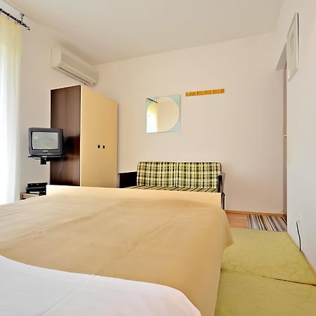 Apartment Bozikovic - Jelsa - Vitarnja Екстериор снимка