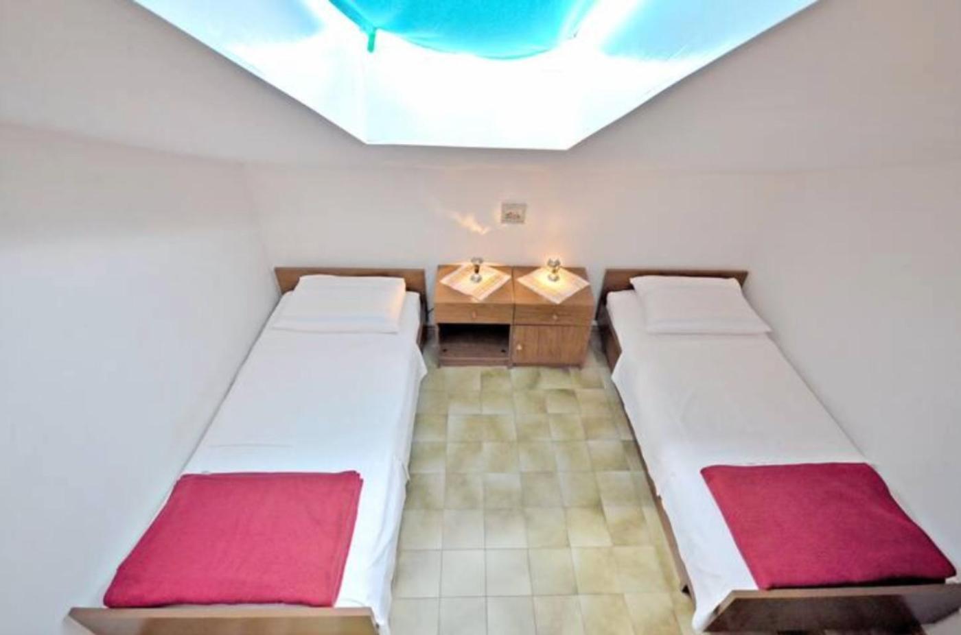 Apartment Bozikovic - Jelsa - Vitarnja Екстериор снимка