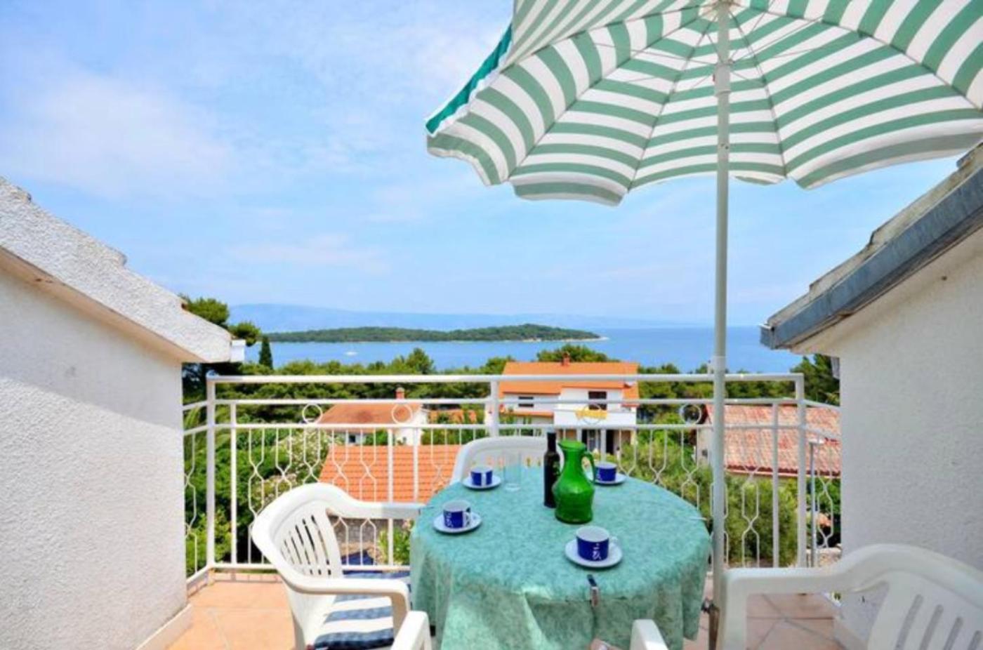 Apartment Bozikovic - Jelsa - Vitarnja Екстериор снимка