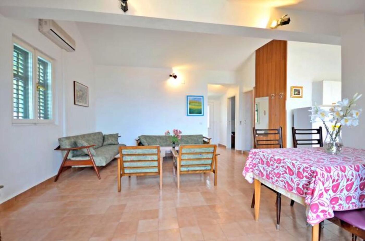 Apartment Bozikovic - Jelsa - Vitarnja Екстериор снимка