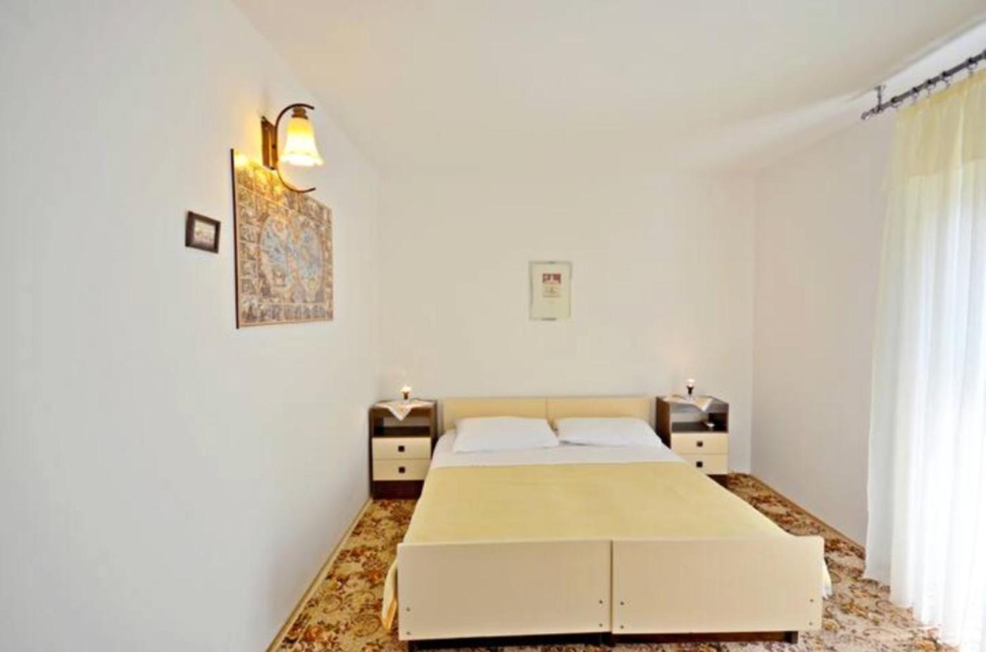 Apartment Bozikovic - Jelsa - Vitarnja Екстериор снимка