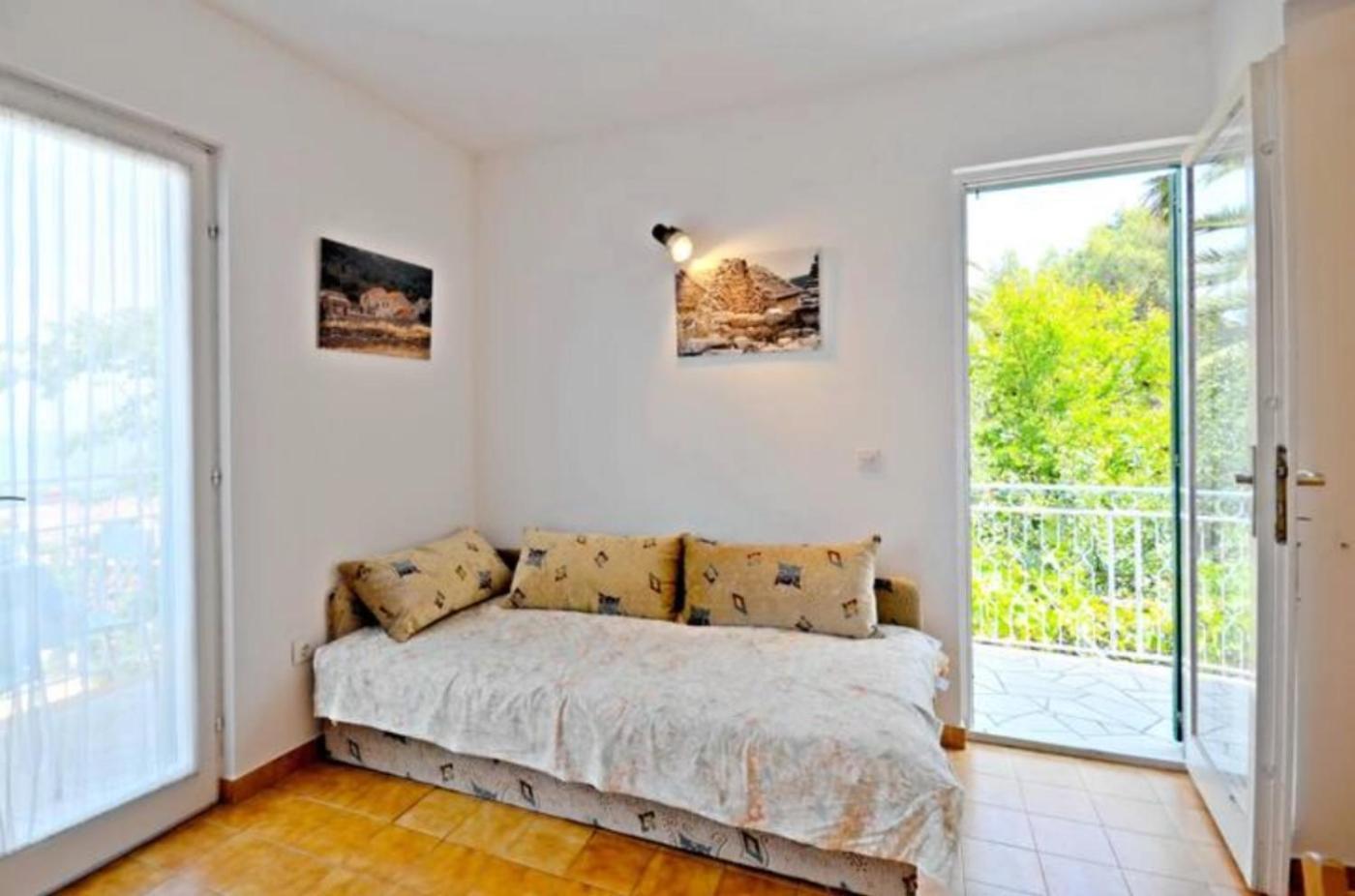 Apartment Bozikovic - Jelsa - Vitarnja Екстериор снимка