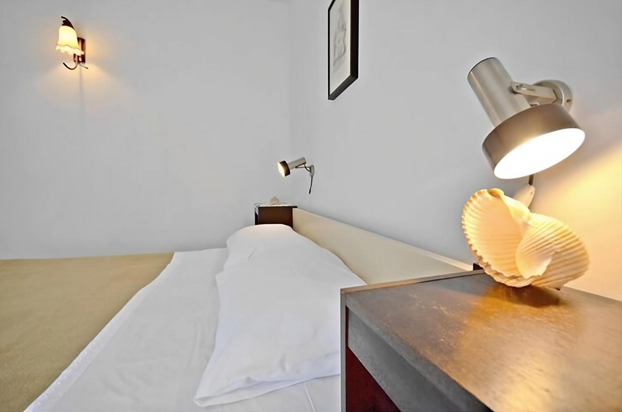 Apartment Bozikovic - Jelsa - Vitarnja Екстериор снимка