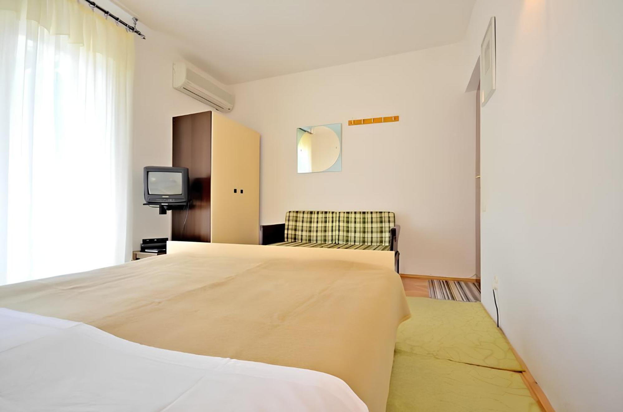 Apartment Bozikovic - Jelsa - Vitarnja Екстериор снимка