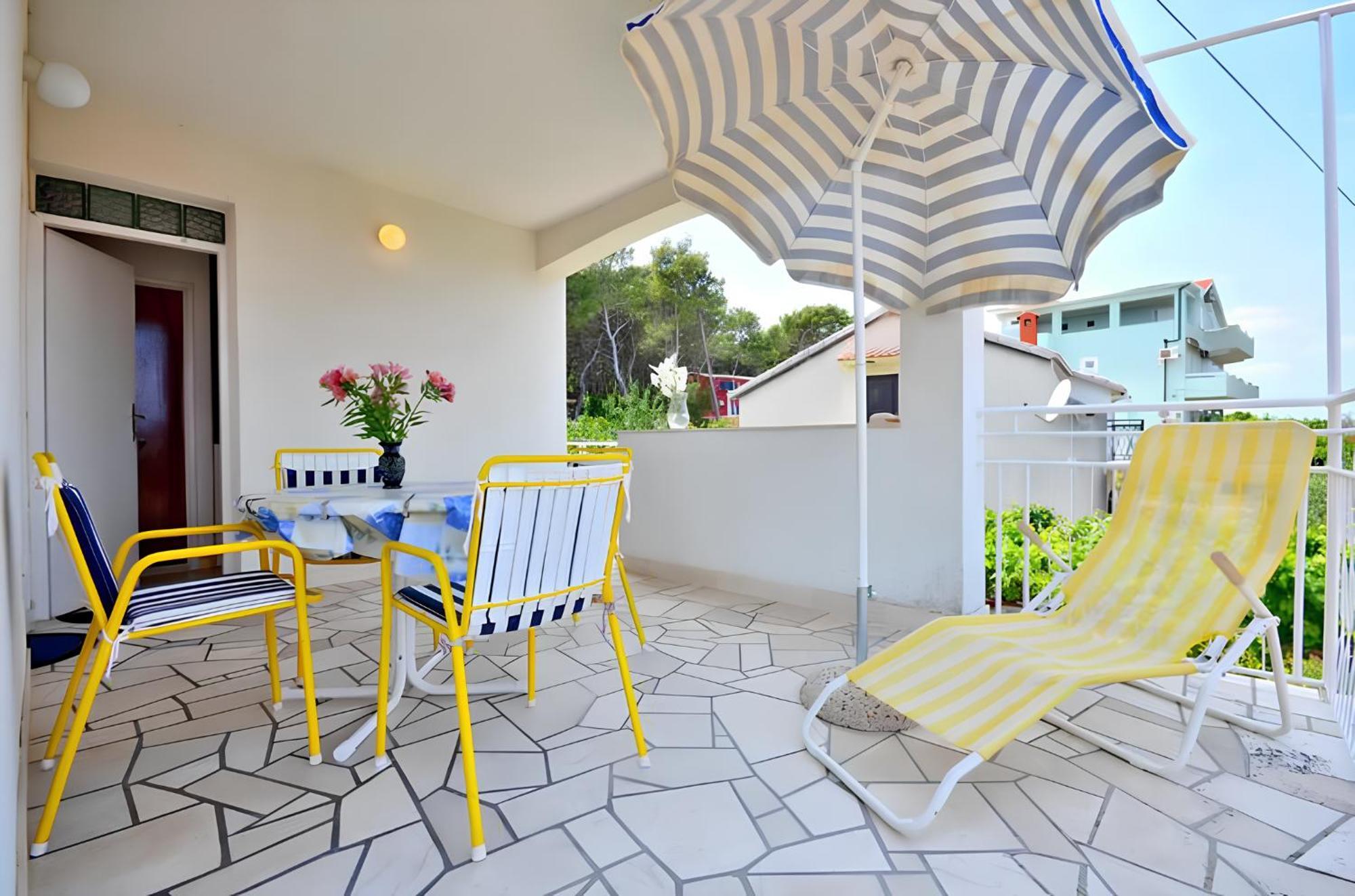 Apartment Bozikovic - Jelsa - Vitarnja Екстериор снимка